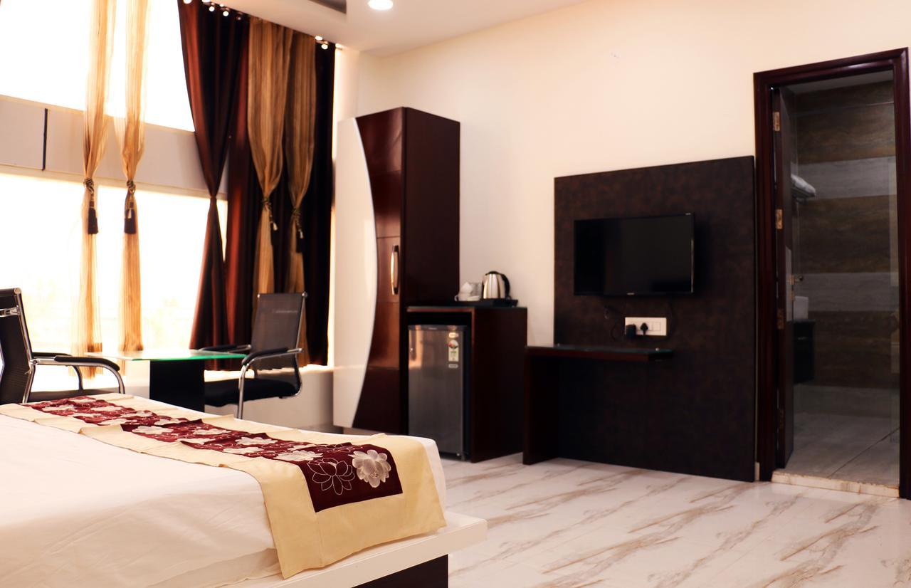 لوديانا Hotel Neelam Moga المظهر الخارجي الصورة
